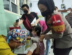 Kolaborasi dengan Nakes, Polsek Tanjung Duren Adakan Vaksinasi Anak