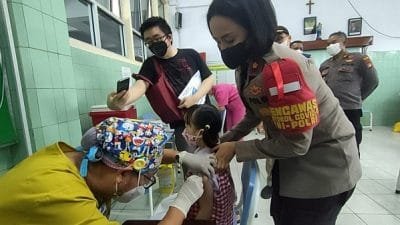 Kolaborasi dengan Nakes, Polsek Tanjung Duren Adakan Vaksinasi Anak