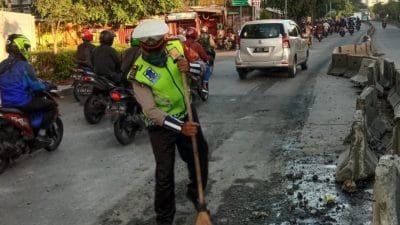 Polantas Polres Metro Jakarta Barat Bersihkan Tumpahan Oli