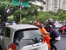 Aksi Kepedulian Polantas Jakarta Barat Bantu Korban Kecelakaan