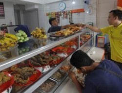 Pedagang Warteg Buat Ukuran Tempe Setipis Kartu ATM
