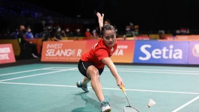 Stephanie Bawa Tim Putri Juara Grup