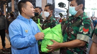Jumat Berkah, Jenderal Dudung Sebar Sembako dan Masker