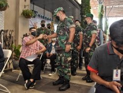 Pangdam Jaya Tinjau Vakasinasi di Living Plaza Jababeka
