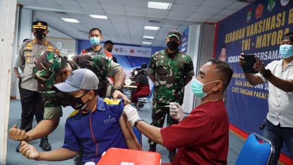 Pangdam Jaya Mayjen TNI Untung Budiharto melakukan peninjauan program percepatan vaksinasi masyarakat bertempat di PT Mayora Group.