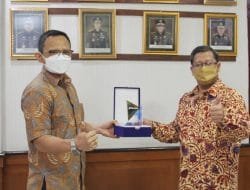 Terkait Pendampingan Hukum, Silo Santoso Serahkan Piagam Penghargaan kepada Doddy Witjaksono