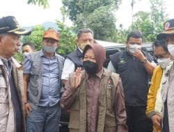 Mensos Tri Rismaharini Beri Bantuan Para Korban Bencana di Pasbar