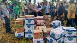 Kabid Humas Polda Sumbar Kombes Pol Satake Bayu Setianto menyerahkan bantuan logistik sembako untuk korban gempa Pasama Barat di Ladang Padi Simpang Timbo Abo,Kec.Talamau. (Roni Pasrah)