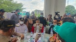 Bupati Hamsuardi menyambut Bupati dan Walikota di rumah dinasnya,Minggu 27/2. Kedatangan Bupati dan Walikota berbagai daerah itu dalam rangka membetikan bantuan untuk korban gempa. (Roni Pasrah)