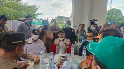 Bupati Hamsuardi menyambut Bupati dan Walikota di rumah dinasnya,Minggu 27/2. Kedatangan Bupati dan Walikota berbagai daerah itu dalam rangka membetikan bantuan untuk korban gempa. (Roni Pasrah)