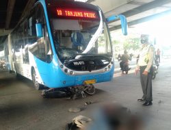 Bus Transjakarta Tabrak Pemotor di Cempaka Putih