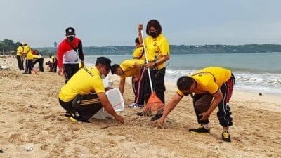 Peduli Lingkungan, Kapolsek Kuta Pimpin Aksi Bersih Pantai Kedonganan