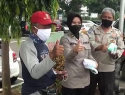 Aksi Humanis Polwan Polres Jaktim Bagikan Masker di Pasar Induk Beras Cipinang