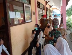 Tinjau Vaksinasi di Kecamatan Monta, Bupati Bima Ajak Siswa SD Bernyanyi