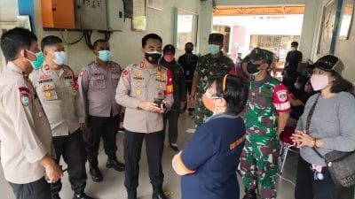 Polsek Metro Tamansari Bagikan Masker Guna Pencegahan Covid-19