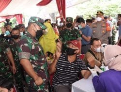 Pangdam Jaya Tinjau Pelaksanaan Vaksinasi di Pasar Agung Depok