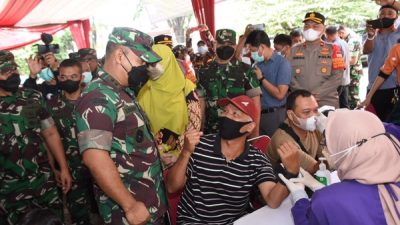 Pangdam Jaya Tinjau Pelaksanaan Vaksinasi di Pasar Agung Depok