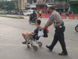Personel Sat Lantas Jakbar Bantu Warga Disabilitas