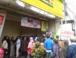 Demi Minyak Goreng, Ribuan Warga Palembang Rela Antre Berjam-jam