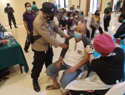 Bhabinkamtibnas Kelurahan Bersinergi Sukseskan Kegiatan Vaksin Massal