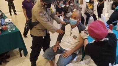 Bhabinkamtibnas Kelurahan Bersinergi Sukseskan Kegiatan Vaksin Massal