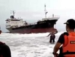 Lima Hari Kandas, Kapal Tangker di Pantai Sancang Belum Dapat Dievakuasi