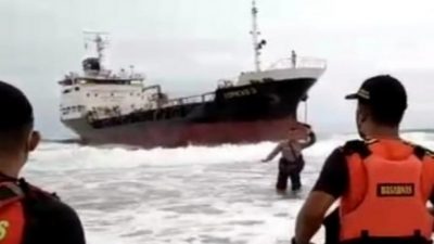 Lima Hari Kandas,  Kapal Tangker di Pantai Sancang Belum Dapat Dievakuasi
