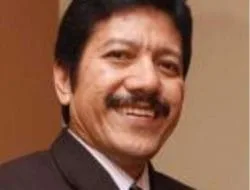 Emmanuel Ebenezer di Persimpangan Jalan?