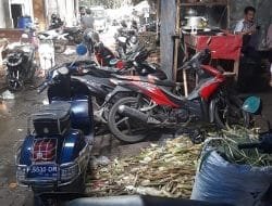Jorok! Sampah Organik Berceceran di Jalan Pasar Induk TU Kemang