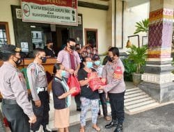 Tarik Minat Warga Kuta Selatan Ikut Vaksin, Kapolsek Sediakan Paket Sembako