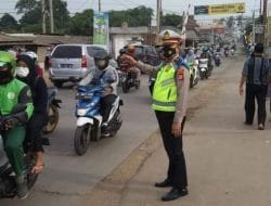 Antisipasi Macet, Anggota Polsek Cisauk Lakukan ini
