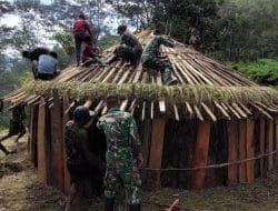 Satgas Yonif MR 412/Kostrad Renovasi Rumah Warga di Lanny Jaya