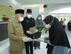 Serahkan SK Pengangkatan PNS, Ini Pesan Bupati Asahan