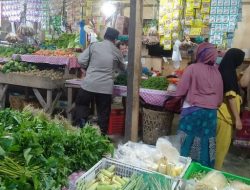 Sambangi Pasar, Personel Polsek Bandar Pulau Gencar Imbau Prokes