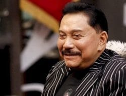 Mertua Panglima TNI Andika Sakit, Kasad Dudung Cium Kening saat Datang Menjenguk