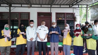 Rezeki Ramadhan, Petugas Kebersihan Terima Bantuan dari Baznas Kabupaten Asahan