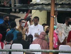 Jokowi Bagi-bagi Sembako dan Amplop di Terminal Kampung Rambutan