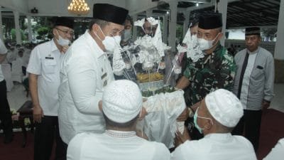 Wabup Asahan Adakan Prosesi Upah-Upah dan Tepung Tawar Jemaah Calon Haji