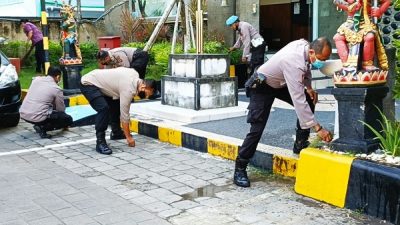 Gertak Selasih, Personel Polsek Kuta Gotong Royong Bersihkan Lingkungan Kerja