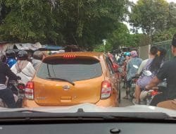 Hari Pertama Lebaran, TPU Budi Dharma Semper Macet Parah