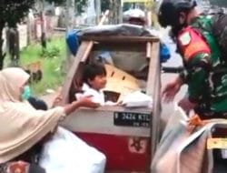 Peduli Rakyat, Babinsa Koramil Pondok Gede Bagikan Nasi Bungkus Setiap Hari Jumat