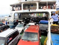 Gelombang Tinggi Perairan Bali Sebabkan Kendaraan di Kapal Penyeberangan Rusak