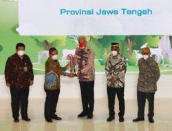 Ganjar Raih Penghargaan Green Leadership Nirwasita Tantra 2021