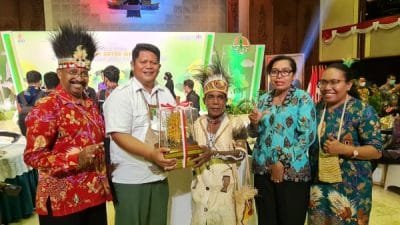 Kelompok Tani Hutan Kofarwis Biak menerima Kalpataru