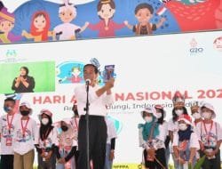 Hari Anak Nasional, Presiden Jokowi Main Sulap: Simsalabim, Keluar Bunga!