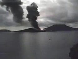 Anak Gunung Krakatau Erupsi