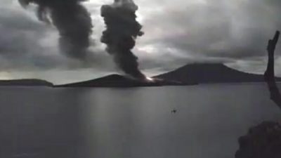 Anak Gunung Krakatau erupsi