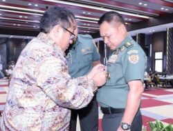 Kasad Terima Anugerah Pin Emas dari SMSI