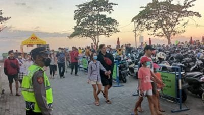 Jaga Kamtibmas, Polsek Densel Patroli di Pantai Matahari Terbit