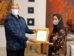 Sri Tanjung Sugiarti Tarka, Gadis Muda Penerjemah Naskah Kuno Raih Penghargaan Universitas AS